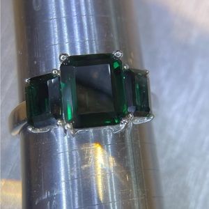 Silver and emerald ring 3 stone ring, size 8